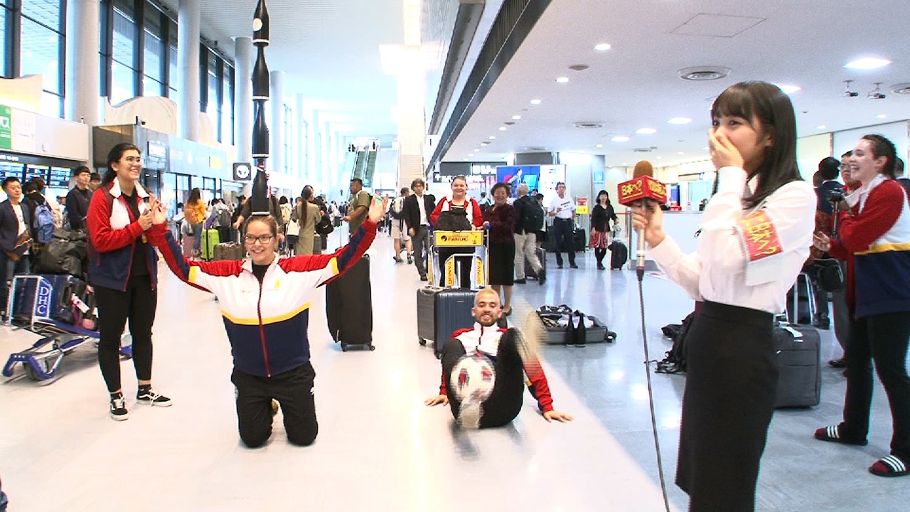 千葉・成田国際空港で取材を行う与田祐希（右端）。(c)テレビ東京