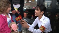街中で外国人の子供にインタビューする大園桃子（右）。(c)テレビ東京