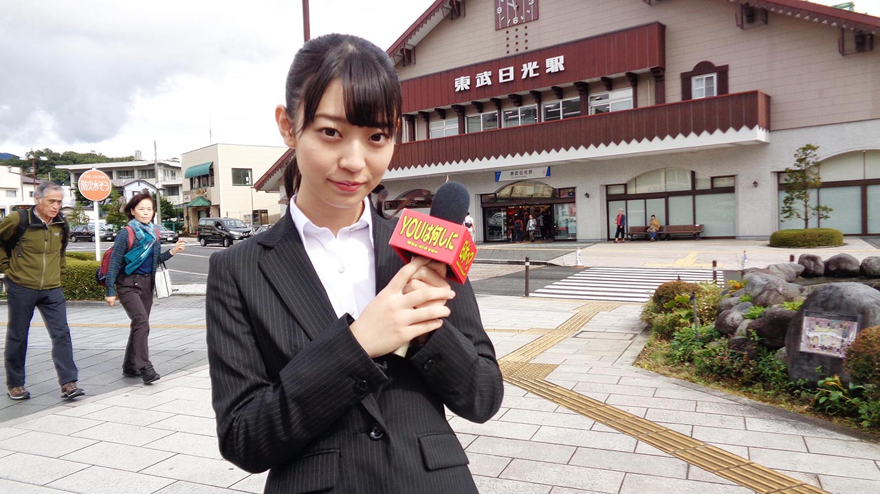 栃木・東武日光駅前でロケを行う阪口珠美。(c)テレビ東京