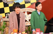 左から中村倫也、江口のりこ。(c)日本テレビ