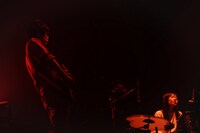 左からちばぎん（B）、みさこ（Dr）。（撮影：沼田学）