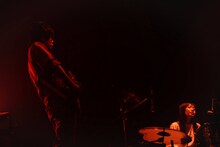 左からちばぎん（B）、みさこ（Dr）。（撮影：沼田学）