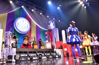 門松が片付けられるのを見守る咲良菜緒、伊藤千由李、大黒柚姫。