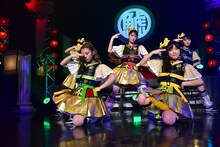 「colors」を披露するチームしゃちほこ。