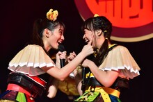 左から秋本帆華、伊藤千由李。