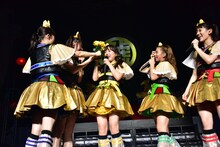 伊藤千由李（中央）に花を渡す咲良菜緒（左端）