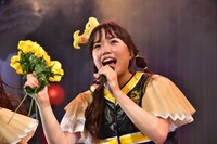 黄色い花をプレゼントされた伊藤千由李。