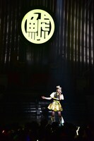 ソロ曲「泣いてなんかいないよ」を歌う伊藤千由李。