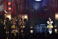 伊藤千由李のソロ曲「泣いてなんかいないよ」披露時の様子。