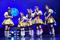 伊藤千由李（左端）への手紙を読み上げる秋本帆華（右から2番目）