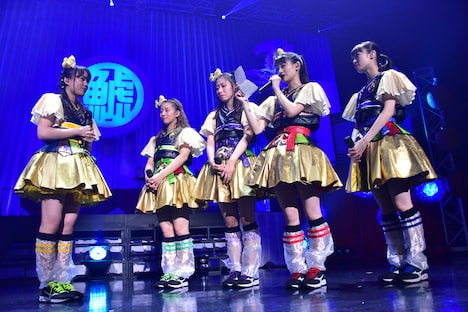 伊藤千由李（左端）への手紙を読み上げる秋本帆華（右から2番目）