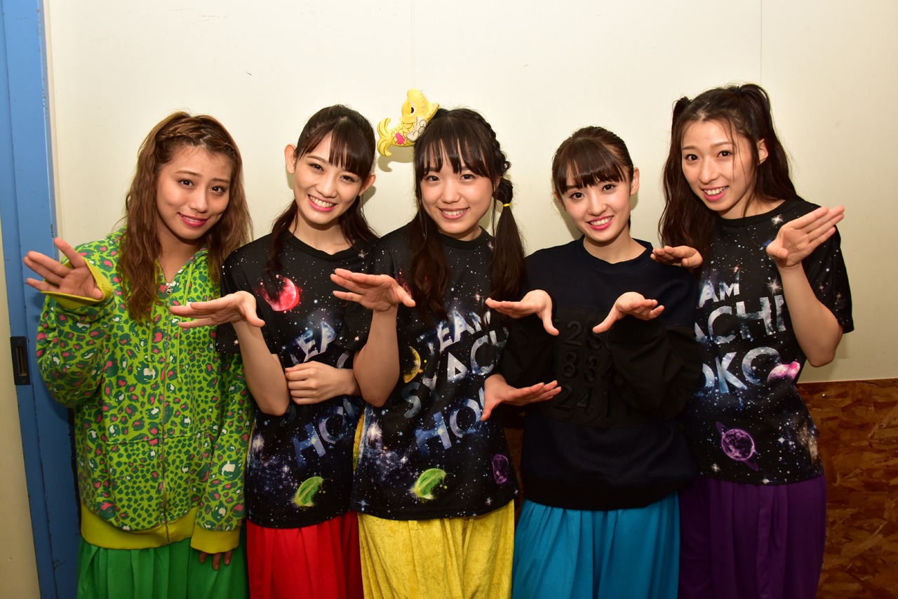 「"TEAM SYACHIHOKO" THE LIVE ～FINAL～」終演後のチームしゃちほこ。