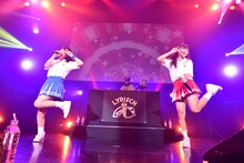 ユニットで登場したyuu（左）とhinako（右）。