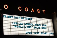 ライブ当日の新木場STUDIO COAST入口のボード。