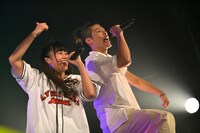 肩を並べてラップするhinako（左）とサンテナ（右）。