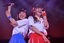 ユニットで登場したyuu（左）とhinako（右）。