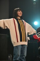 新衣装をアピールするyuu。