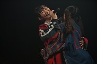 minan（左）に抱き付くhinako（右）。