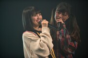 ユニット曲「ブランニューガール」について語り合うyuu(左)とhinako(右)。