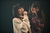 ユニット曲「ブランニューガール」について語り合うyuu（左）とhinako（右）。