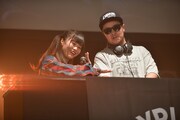 BIG-D(右)のDJブースをでエアプレイするhinako(左)。