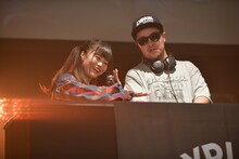 BIG-D（右）のDJブースをでエアプレイするhinako（左）。