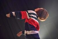 ステージを縦横無尽に駆け回りダンスを踊るrisano。