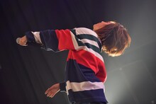 ステージを縦横無尽に駆け回りダンスを踊るrisano。