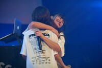 フリースタイルラップを終えたhime（左）に駆け寄り抱き付くhinako（右）。