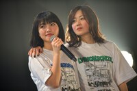 yuu（左）の肩を抱くhime（右）。