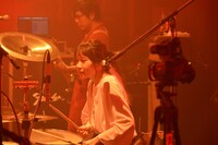 みさこ（Dr）（撮影：佐藤哲郎）