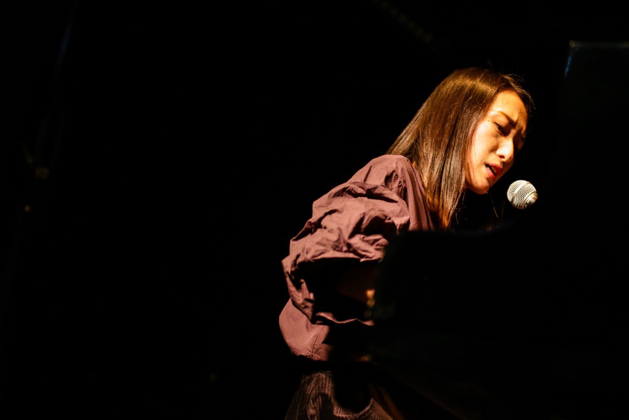 日食なつこ「炎上交際2」大阪・Music Club JANUS公演の様子。