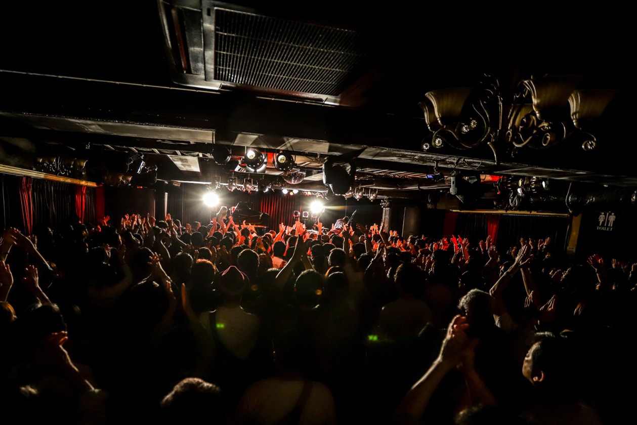 日食なつこ「炎上交際2」大阪・Music Club JANUS公演の様子。
