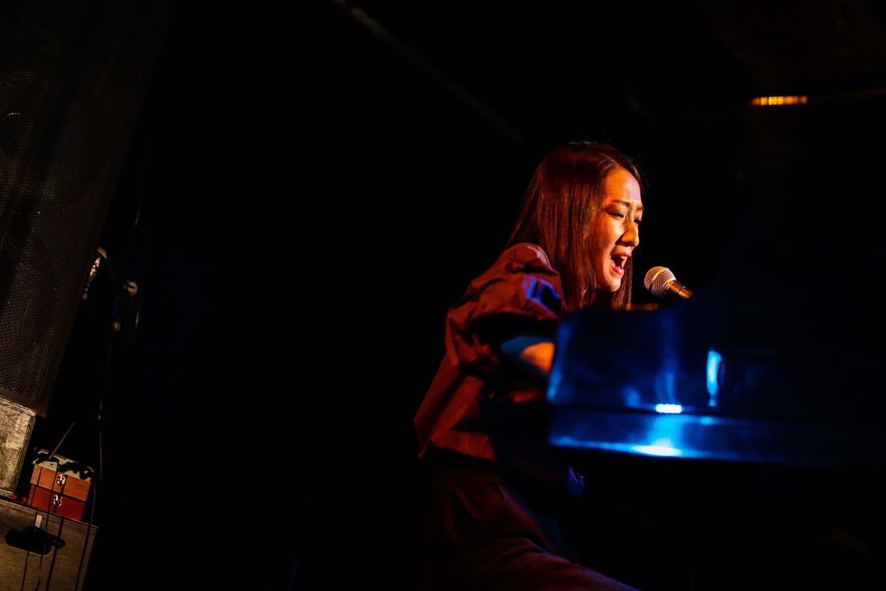 日食なつこ「炎上交際2」大阪・Music Club JANUS公演の様子。