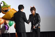 吉沢亮に花束を渡すNissy。