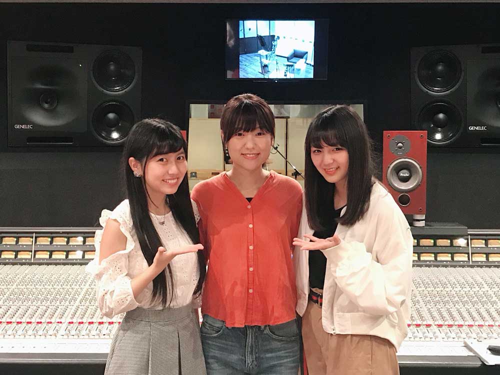 左から鈴木萌花、宇宙まお、愛来。