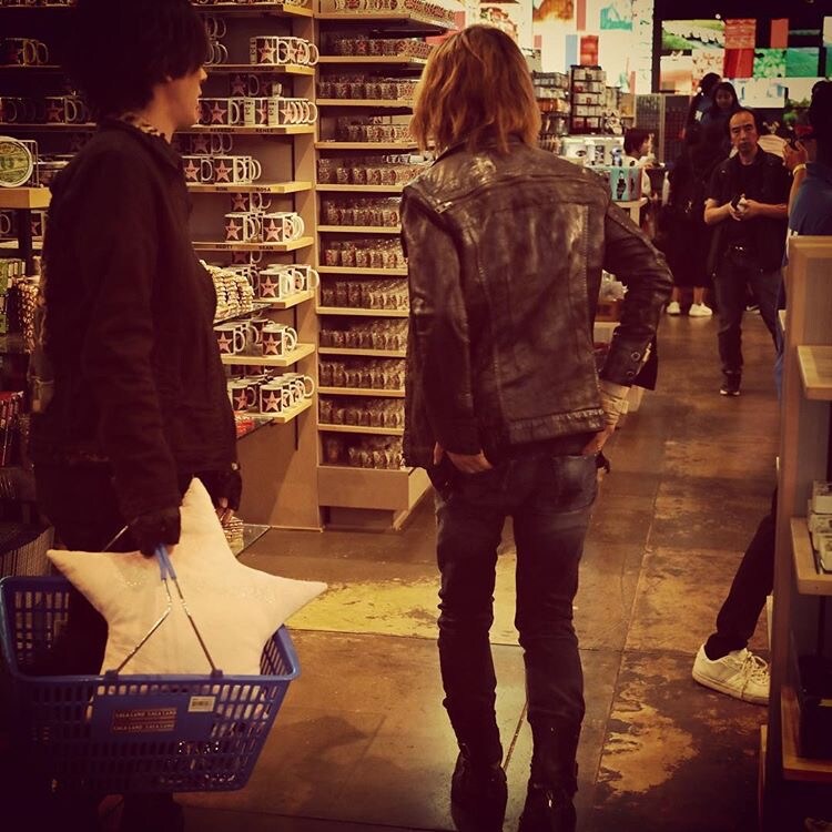 YOSHIKIがDAIGOと一緒にハリウッドでお土産探し、幕張“無観客ライブ”を語る