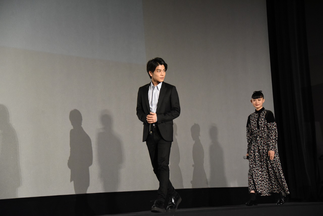 ステージに登場した岩田剛典、杉咲花。