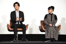 左から岩田剛典、杉咲花。