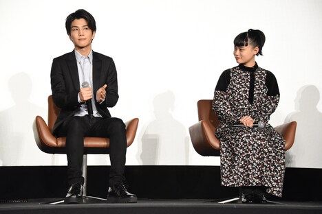 左から岩田剛典、杉咲花。