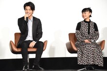 左から岩田剛典、杉咲花。