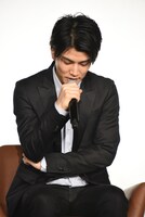 考える岩田剛典。