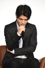 考える岩田剛典。