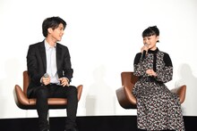 左から岩田剛典、杉咲花。