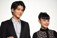 左から岩田剛典、杉咲花。