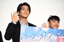 左から岩田剛典、杉咲花。