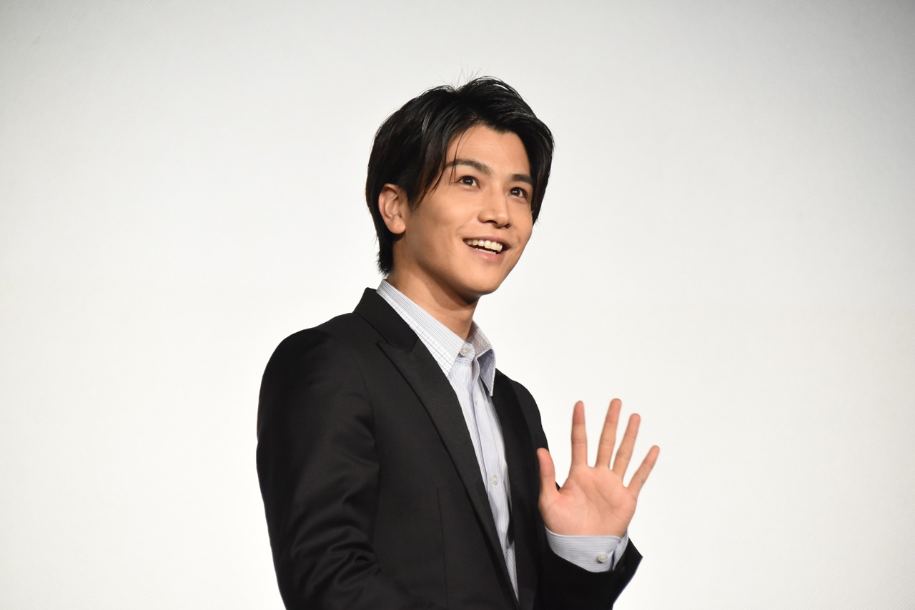 手を振る岩田剛典。