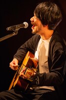 吉田結威（G, Vo）（撮影：福岡諒祠）