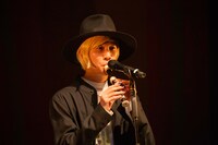 リコーダーを吹く山田義孝（Vo）。（撮影：福岡諒祠）