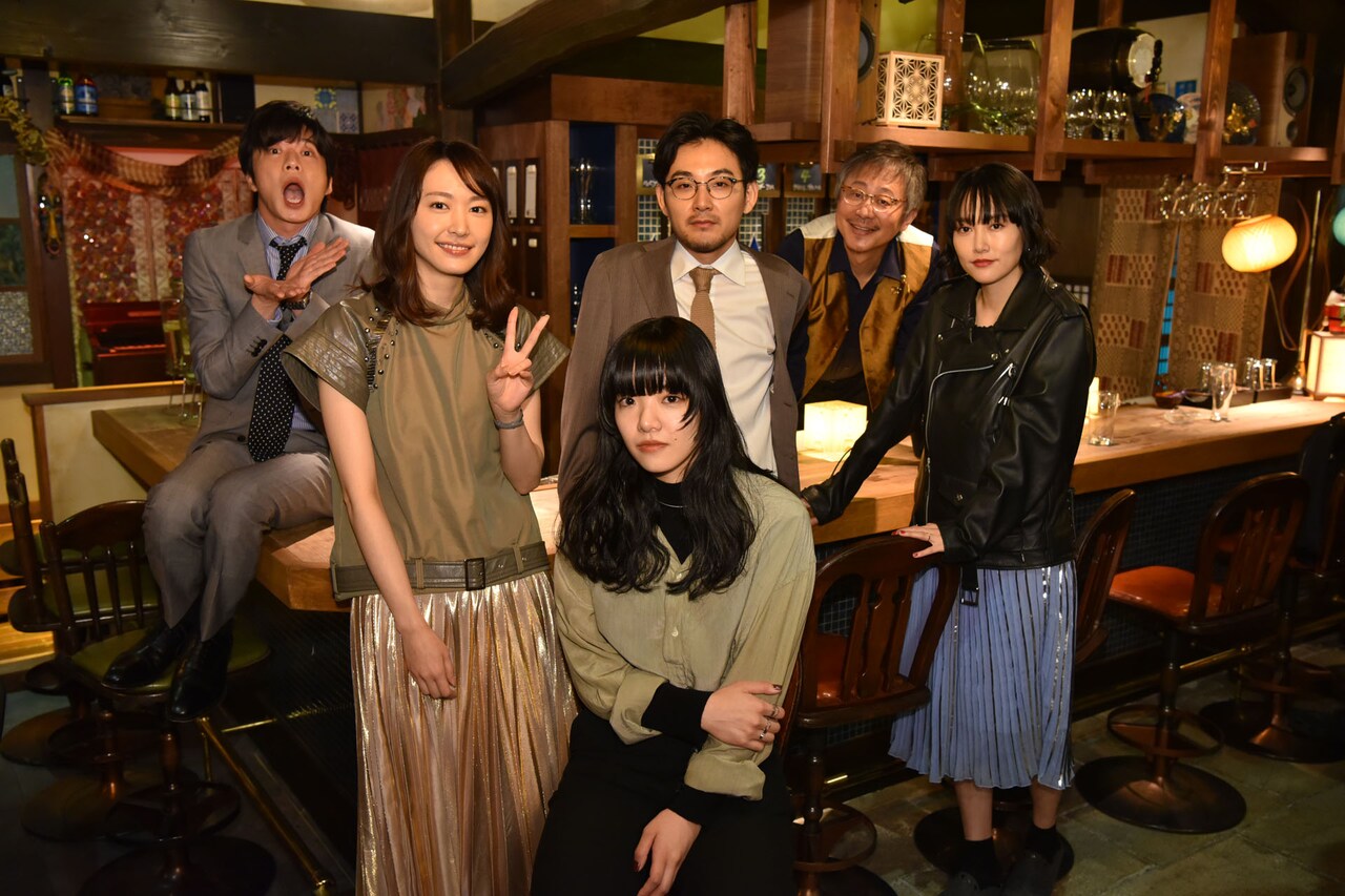 「獣になれない私たち」撮影現場を訪問したあいみょん（中央）。(c)日本テレビ